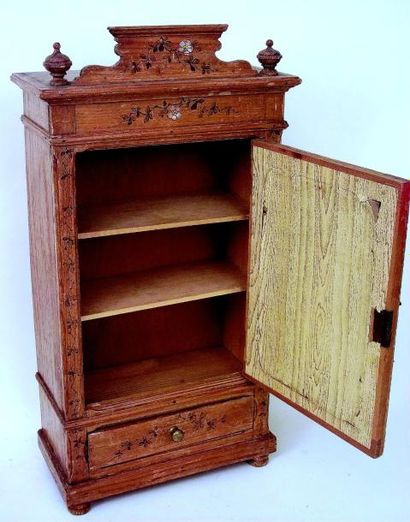 null Jolie armoire de poupée en bois avec décor de guirlandes de fleurs peintes à...