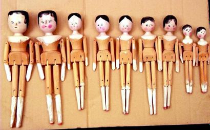 null Ensemble de 9 poupées en bois articulées de Nüremberg avec chevelure moulée...