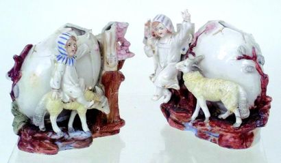 null Paire de charmants vide poche en porcelaine polychrome représentant enfants...