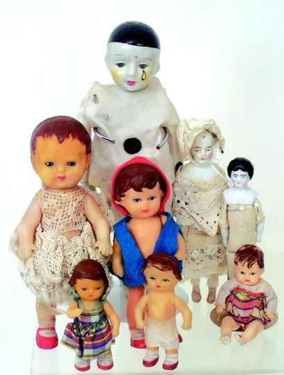 null Ensemble de 5 petites poupées en caoutchouc et habillées H 7 à 14 cm. + 4 poupées...