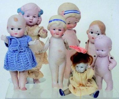 null Ensemble de 7 petites poupées de fabrication allemande tout en biscuit avec...