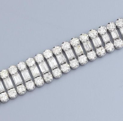 null Important bracelet en or gris 750°/00 , serti de diamants baguettes entre deux...