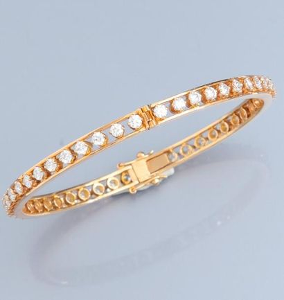 null Bracelet rigide en or jaune 750°/00 serti de diamants taille brillant pour environ...