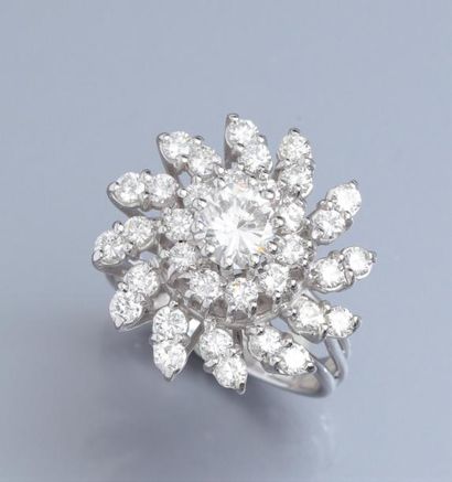 null Bague fleur 750°/00, sertie d 'un diamant taille brillant de 0.80 carat environ,...