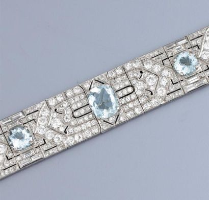 null Bracelet Art Déco en platine repercé à décor géométrique, serti de diamants...