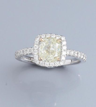 null Bague en or gris 750°/00 sertie d'un diamant jaune coussin de 1.37 carat (pesé),...