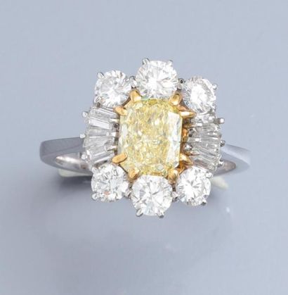 null Bague en or gris 750°/00 sertie d 'un diamant jaune coussin de 1.35 carat Fancy...