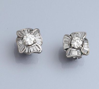 null Boucles d'oreilles en or gris 750°/00, serties chacune d'un diamant taille brillant...