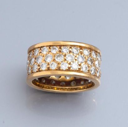 null Bague large en or jaune 750°/00 sertie de diamants taille brillant en continu...