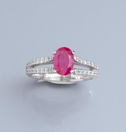 null Bague en platine sertie d 'un rubis ovale à facettes de 1.10 carat environ la...