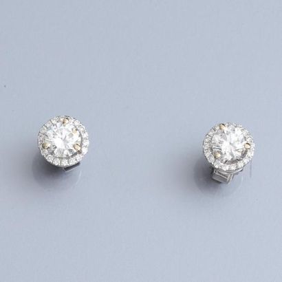 null Paire de puces en or gris 750°/00, chacune set sertie d 'un diamant taille brillant,...