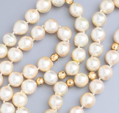 null Collier formé de perles de culture baroques diamètre 8./9 mm, intercalaires...