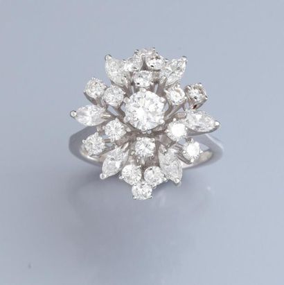 null Bague fleur 750°/00 fileté, sertie de diamants taille brillant et taillés en...