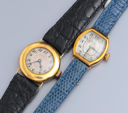 null Deux montres bracelet de dame à boitiers en or jaune 750°/00, forme tonneau...