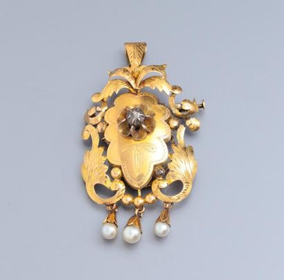 null Pendentif broche en or jaune 750°/00, à décor de fleurs et feuillages guillochés,...