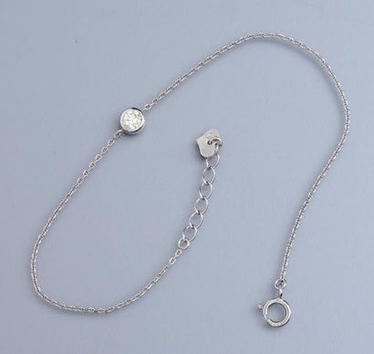 null Fin bracelet en or gris 750°/00, maille forçat, orné d'un diamant taille brillant...