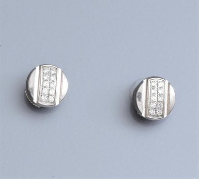 CHAUMET CHAUMET Paire de boucles d'oreilles en or gris 750°/00 (tête d'aigle) serties...