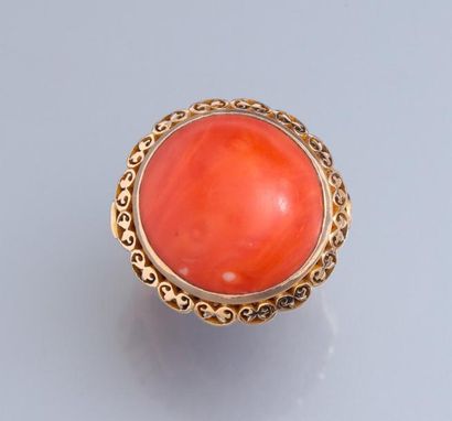 null Bague ronde en or jaune 585°/00, sertie d 'un cabochon de corail. 14 g. TDD...