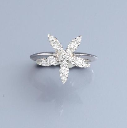 null Bague fleur en or gris 750°/00 ), sertie de diamants taille brillant. 4.40 g....
