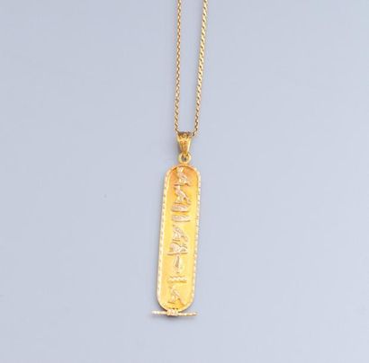 null Longue chaîne en or jaune 750°/00 , maille torse et pendentif cartouche égyptien,...