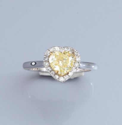 null Bague en or gris 750°/00 sertie d 'un diamant jaune Fancy, taillé en cœur de...