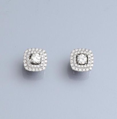 null Paire de boucles d'oreilles en or gris 750°/00 serties chacune d'un diamant...