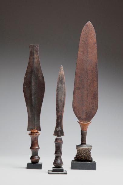 null KUBA/NGANDU/SAKA, Congo RDC. Trois couteaux d'apparat, la poignée de bois du...