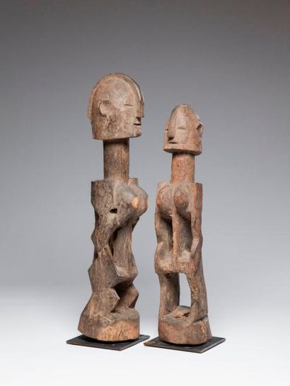 null DOGON, Mali. Cette paire de statues en bois très lourd évoque probablement un...