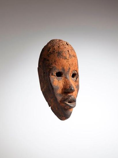 null DAN, DIOMANDE, Côte d'Ivoire. Ce masque, fort ancien, est partiellement recouvert...