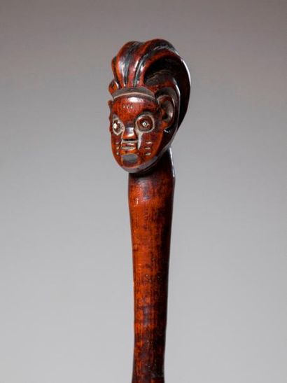 null TABWA, Congo RDC. Majestueux sceptre de pouvoir en bois rouge laqué par l'usage,...