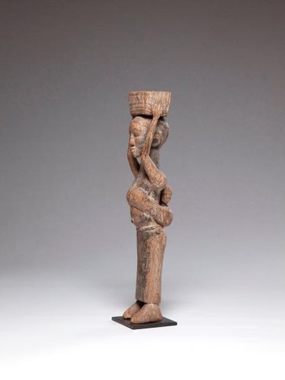 null BAOULE, Côte d'Ivoire. Statue féminine en bois lourd à ancienne patine délavée,...