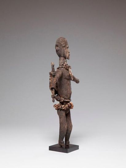 null DAGARI, Burkina . Statue masculine bras écartés couverte d'une épaisse patine...