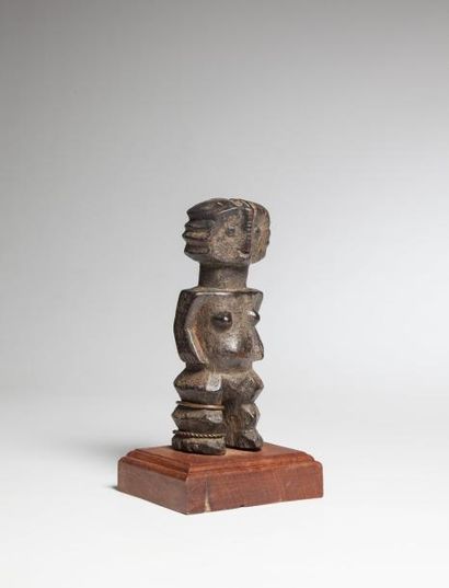 null ZANDE/NBAKA, Congo/Centrafrique. Statue en bois lourd patiné portant deux anneaux...