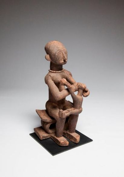 null ASHANTI, Ghana.Statue de maternité représentant une femme assise allaitant son...