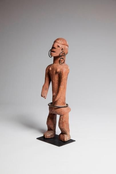 null MONTOL/ANGAS, Nigéria. Statue en bois à patine claire, le visage et le corps...