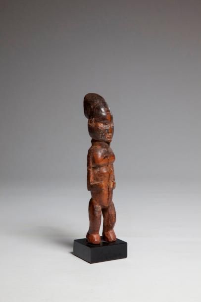 null TEKE, Congo. Statuette d'homme en position debout, bras le long du corps, avant-bras...