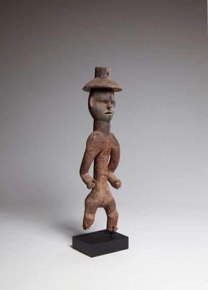 null IJO/URHOBO. Statue masculine portant un chapeau européen, signe de pouvoir,...