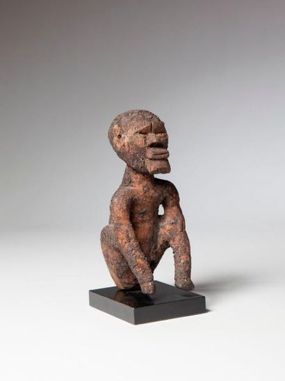 null TEKE, Congo. Rare statue d'homme barbu en position assise, les bras reposant...