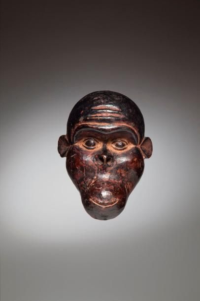 null BOULOU(?), Cameroun. Très ancien masque de singe, réaliste et couvert d'une...