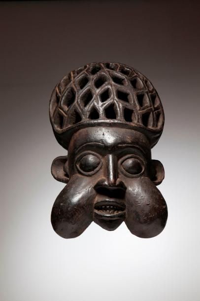 null BAMILEKE, Cameroun. Très bel exemplaire de masque royal à joues, du style Bekom,...