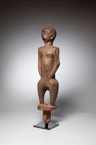 null TIV, Nigéria. Statue féminine "Ihambé", bras décollés du corps, mains reposant...