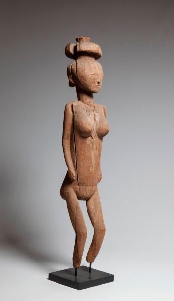 null SAKALAVE, Madagascar. Statue féminine en bois de camphrier, coiffure à deux...