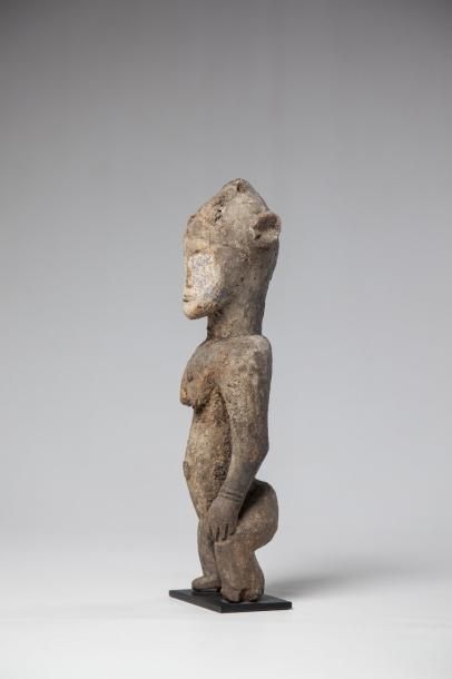 null M'BEMBE, Nigéria. Statue féminine à patine sacrificielle croûteuse. Haut.: cm...