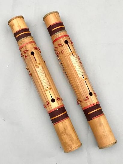 null MERINA, Madagascar. Deux "Valiha", insturments de musique en bambou. Haut. :...