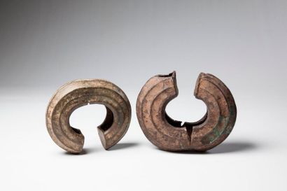 null DAN/WE: deux importantes CHEVILLIERES en bronze. Larg;: 18 et 20 cm