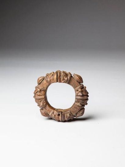 null ASHANTI, Ghana. BRACELET articulé en bronze à décor de cabosse de cacao. Diam.:...