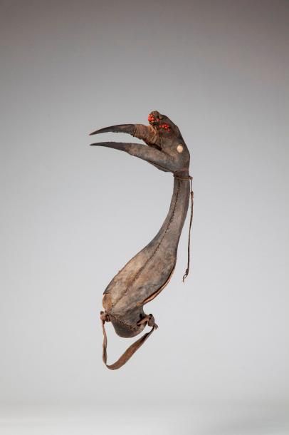 null SONGHAÏ, Mali. APPEAU à tête de calao monté sur cou en bois gainée de cuir....