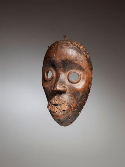 null DAN, Côte d'Ivoire. Très ancien masque de course dont la bouche, jadis entourée...