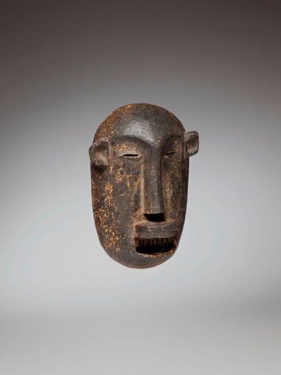 null MAKOUA/MAKONDE, Tanzanie. Très ancien masque en bois lourd représentant un visage...