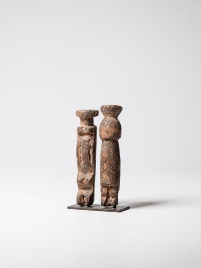 null DOGON, Mali. Couple de statues "Nommo", ancêtres, sous un eforme stylisée abstraite,...